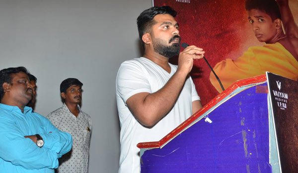 dinamalarweb's tweet photo. என் குழந்தையை பள்ளிக்கு அனுப்ப மாட்டேன் : சிம்பு #simbu #str #iamstr  https://t.co/oLIAA0Y2Eq https://t.co/GJaKCeQFxx