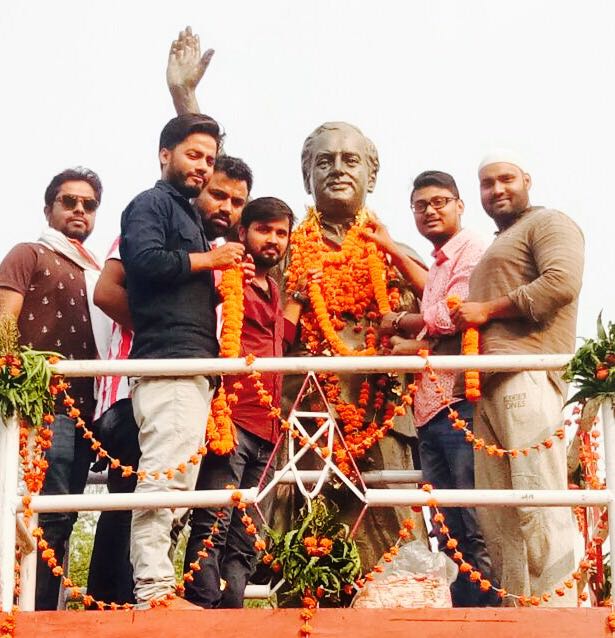 NSUIJharkhand's tweet photo. संचार क्रांति के जनक, आधुनिक भारत के निर्माता, राष्ट्रगौरव, भारत रत्न, पूर्व प्रधानमंत्री राजीव गांधी जी की पुण्यतिथि झारखंड एनएसयूआई  द्वारा मनाया गया। मौके पर झारखंड एनएसयूआई के प्रदेश अध्यक्ष आमिर हाशमी जी मौजूद थे | @nsui @Fairoz_JK @guptar @RahulGandhi https://t.co/yckYAEywLy
