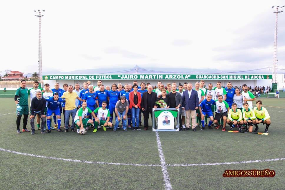 UDLasZocas's tweet photo. Merecido homenaje y hacerle reconocimiento llamando al campo de Guargacho, “Campo Municipal de Futbol Jairo Martin Arzola” .
#Homaje #EternaSonrisa #PersonaTop #Futbol #MerecidoHomenaje
#SiempreEnElRecuerdoJairo🌹 https://t.co/IHbLRJ7RkX