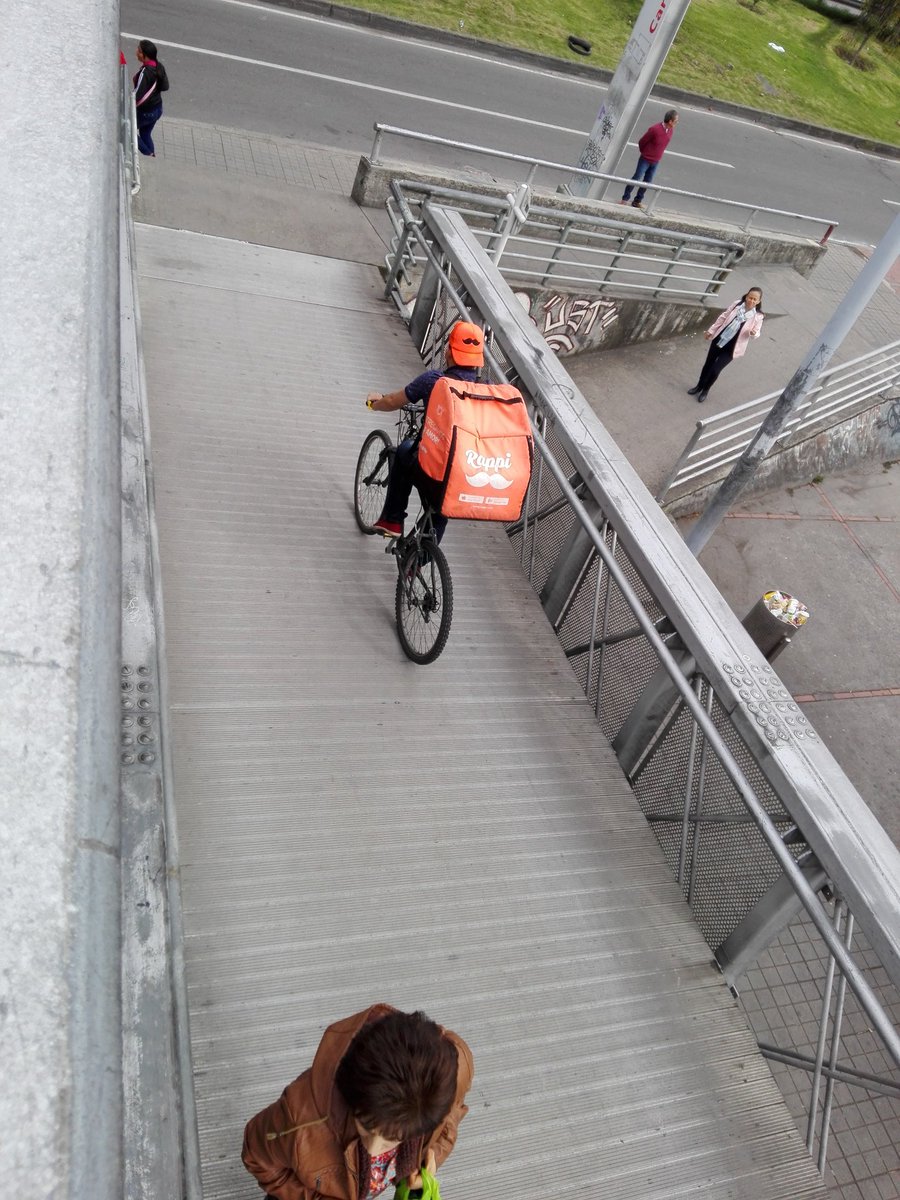 Señores <a href="/RappiColombia/">Rappi Colombia</a> sus domiciliarios no usan casco, no usan los bicicarriles, se pasan semáforoa en rojo....
Y ahora hacen carreras en.los puentes peatonales?
<a href="/levalecinco/">Le Vale Cinco</a> <a href="/cazainfractor/">cazainfractores</a> <a href="/SectorMovilidad/">Movilidad Bogotá</a> <a href="/Mejortransito/">Denuncie Infractor</a>