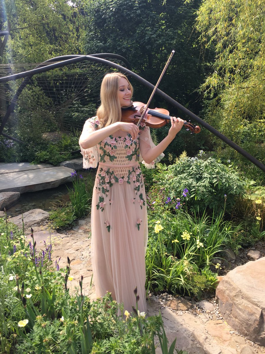 sallypotterton's tweet image. I spent this morning performing The Lark Ascending at @The_RHS #chelseaflowershow press day in the beautiful @Wedgwood show garden. To top it off I was allowed to borrow this incredible @MarchesaFashion floral gown to wear for the occasion, courtesy of @Harrods 😍