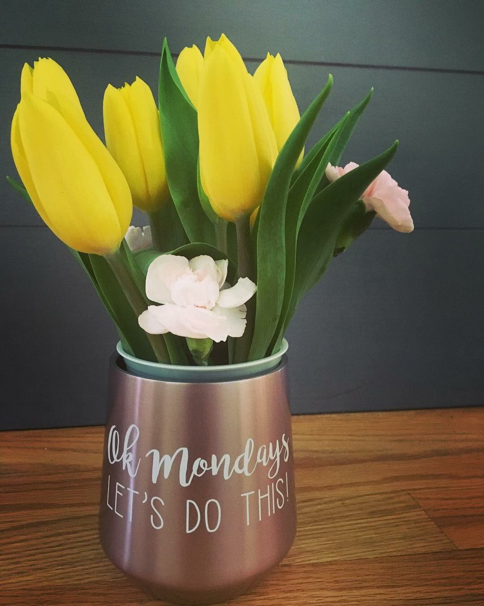 design_monday's tweet photo. Ok Monday, let’s do this!                   thank you @evedzyn             #specialdelivery #designfriends #tulips #mondaymotivation #bouquetoftheday #womensupportingwomen #believeinyourbrand #branding #freshstart #todayisyourday #brightandsunny #positiveenergy https://t.co/qemWwPzHa2