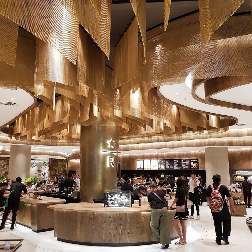 สตาร์บัคสาขาใหม่ เปิดวันนี้เป็นวันแรก  เครื่องดื่มใหม่ Starbucks Draft ทำกันสดๆ ออกมาเย็นๆ มีตั้งแต่กาแฟ ชาเขียว หรือชา
ร้านหรูหราเว่อ กว้างขวางมาก  ต้องไปตำ😋
📍 สาขาเซ็นทรัล เวิลด์ ชั้น 1 <a href="/aroii/">@aroii บอกต่อ</a> #อร่อยบอกต่อ