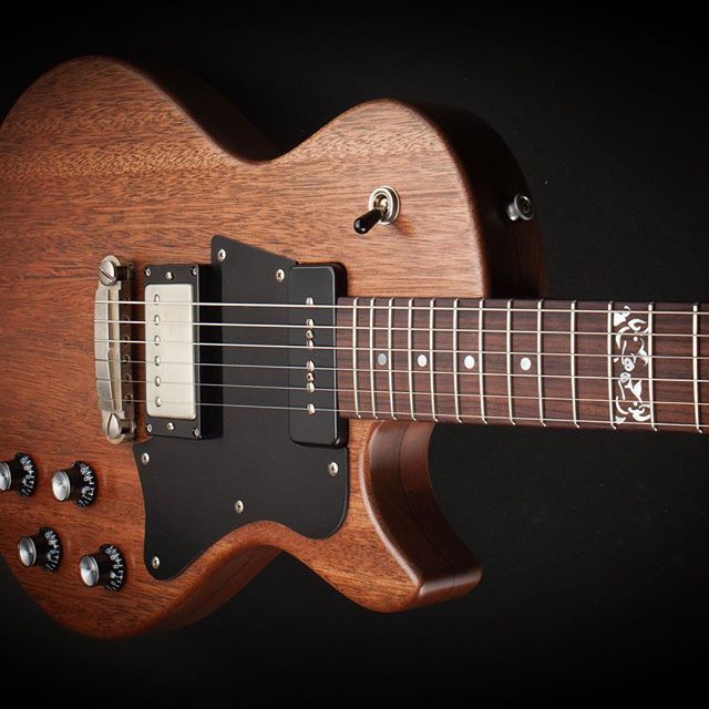 WorldGuitars's tweet photo. One of only 3 built and now back in unplayed condition! The stunning @pjeggleguitars Macon Singlecut ‘Two Pigs’ Limited! #itsahighendguitarthing #egglemacon #twopigs #singlecut https://t.co/Bi0XoZSytd https://t.co/Nlr6Jyqp4R