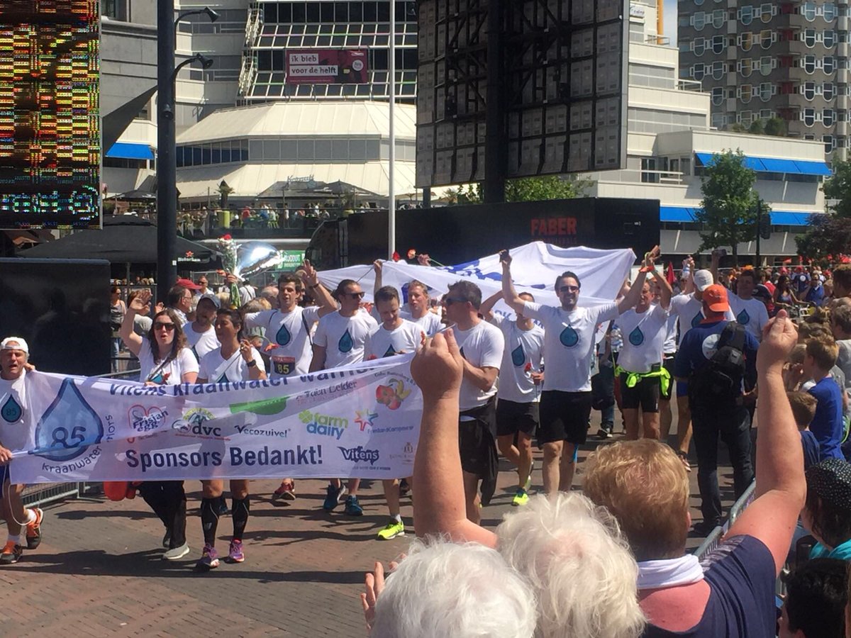 nynkeveer's tweet photo. Finish foto!! 🍾🍾🍾 #kraanwaterwarriors #roparun https://t.co/lcCmTwEjTt