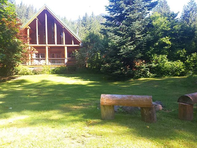 NWHotspots's tweet photo. A #beautiful rental cabin near #MountRainierNationalPark and #Packwood, #Washington. #CowlitzRiverCabins #logcabin #vacation #getaway #rentals #destination #NWHotspots #travel #UpperLeftUSA #NorthwestIsBest https://t.co/eCaeMnmBkA