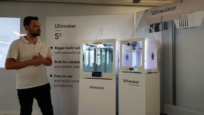 SOTEC3D's tweet photo. Encore un bel article de @Industrietechno lors de la présentation de la nouvelle imprimante 3D, la S5 de @Ultimaker.
La S5 présente un écosystème complet, n'hésitez pas à la découvrir dès que possible. 

#3dprinter #3dprinted #UltimakerS5 
https://t.co/QsUhje4CFJ https://t.co/O2QpFA1LrY