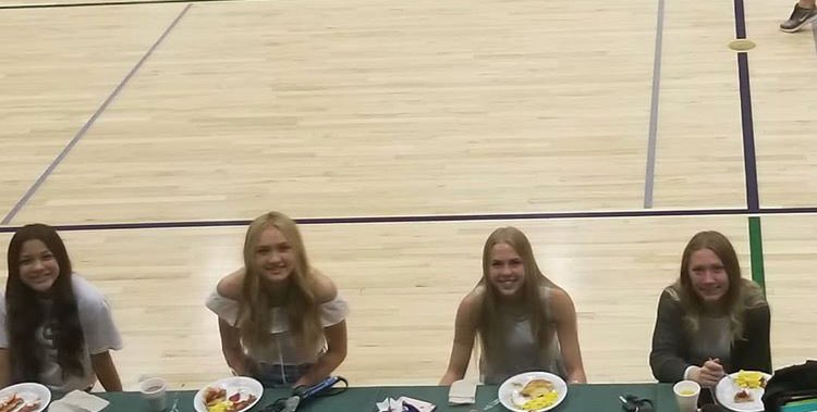 GrizzCheer's tweet photo. More pictures of our wondering breakfast the Seniors put on for us! #chhscheer #goingtomissthem #Classof2018 #traditions https://t.co/lN1XMUI0m5