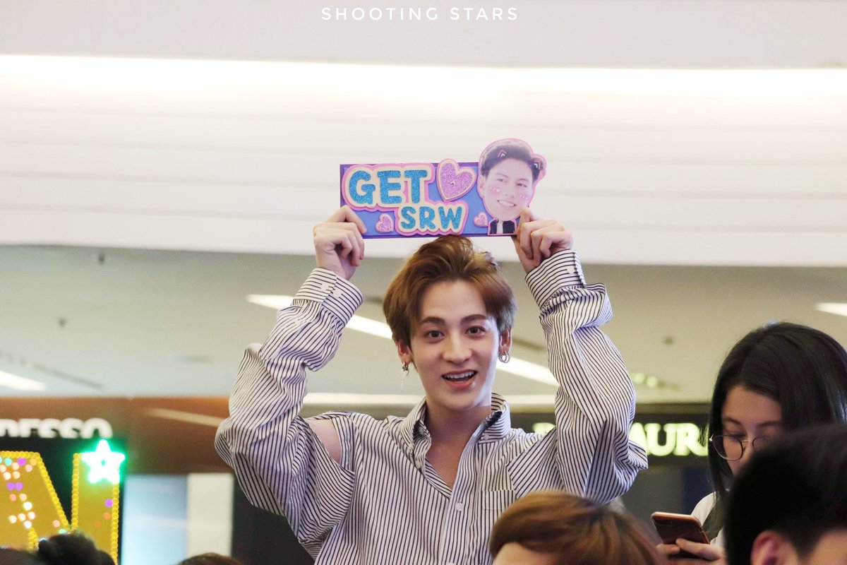 shootin_sta's tweet photo. 180515 @originalthearmz at SIAM PARAGON
แฟนคลับกิตติมศักดิ์ของ @getnaja4
น่ารักเนาะะะะะะะะ~ 😍😍😍
#thearmzspace
#thearmz
#GSJUSTFORYOU https://t.co/I5RIPdpKD3