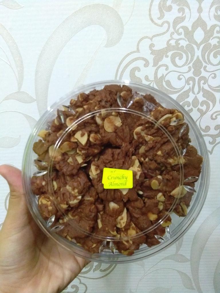 _alyahalip's tweet photo. Kepada haters diluar sana, saya ada menjual pelbagai jenis cookies sempena lebaran yg bakal tiba nanti. Dijamin halal, homemade dari air tangan seorang surveyor!!!!!!! #DapurQuantitySurveyor #supportsis https://t.co/XN8wyQLQf5