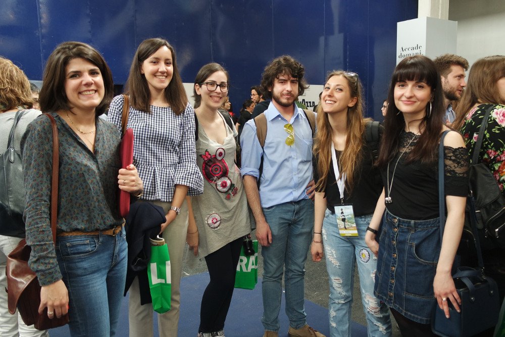 editoriaUnicatt's tweet photo. Un po' di #spotted al @SalonedelLibro anche per noi masteristi 😉 Gallery in anteprima sull'articolo che parla del nostro incontro di #EIP2018 al Salone! Immortalati e raccolti tutti qui, in questo link 😎 https://t.co/s2FvB7Lq2K #Salto18 #EIP2018 #masteringita #editoriaunicatt https://t.co/a3LOM6cqfk