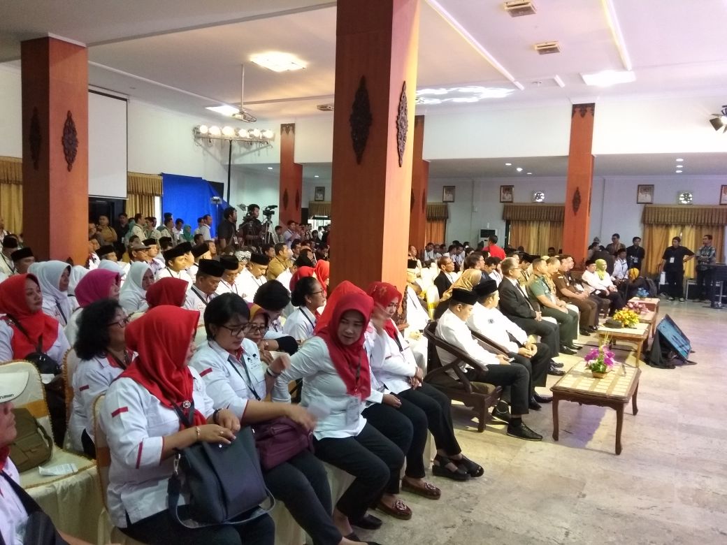 Enicandrawati1's tweet photo. Debat publik cabup &amp; cawabup kab. Karanganyar 2018 https://t.co/RwpuO9XOAm