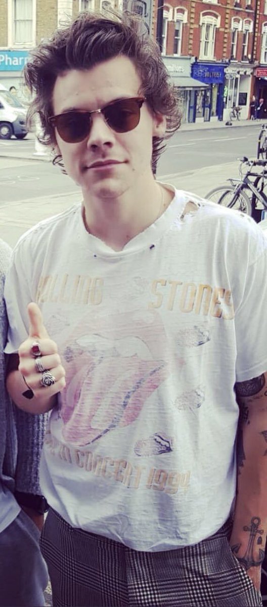 itsloutual's tweet photo. Harry likes keeping and wearing his old shirts, we been knew, so I wonder how many holes are in the Harry Loves Louis shirt. 🤔 https://t.co/wd7dIuT5Si