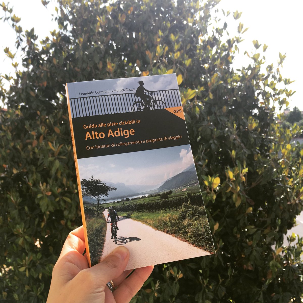 edicicloeditore's tweet photo. In #AltoAdige in bicicletta? È facile! Parola di Vero&amp;Leo, autori della nuova guida alle piste ciclabili in ALTO ADIGE 🚴🏻‍♂️ @altoadige_info @viaggioinbici e @lifeintravelita #ediciclo #edicicloeditore #bicicletta https://t.co/fp3xrua3q3