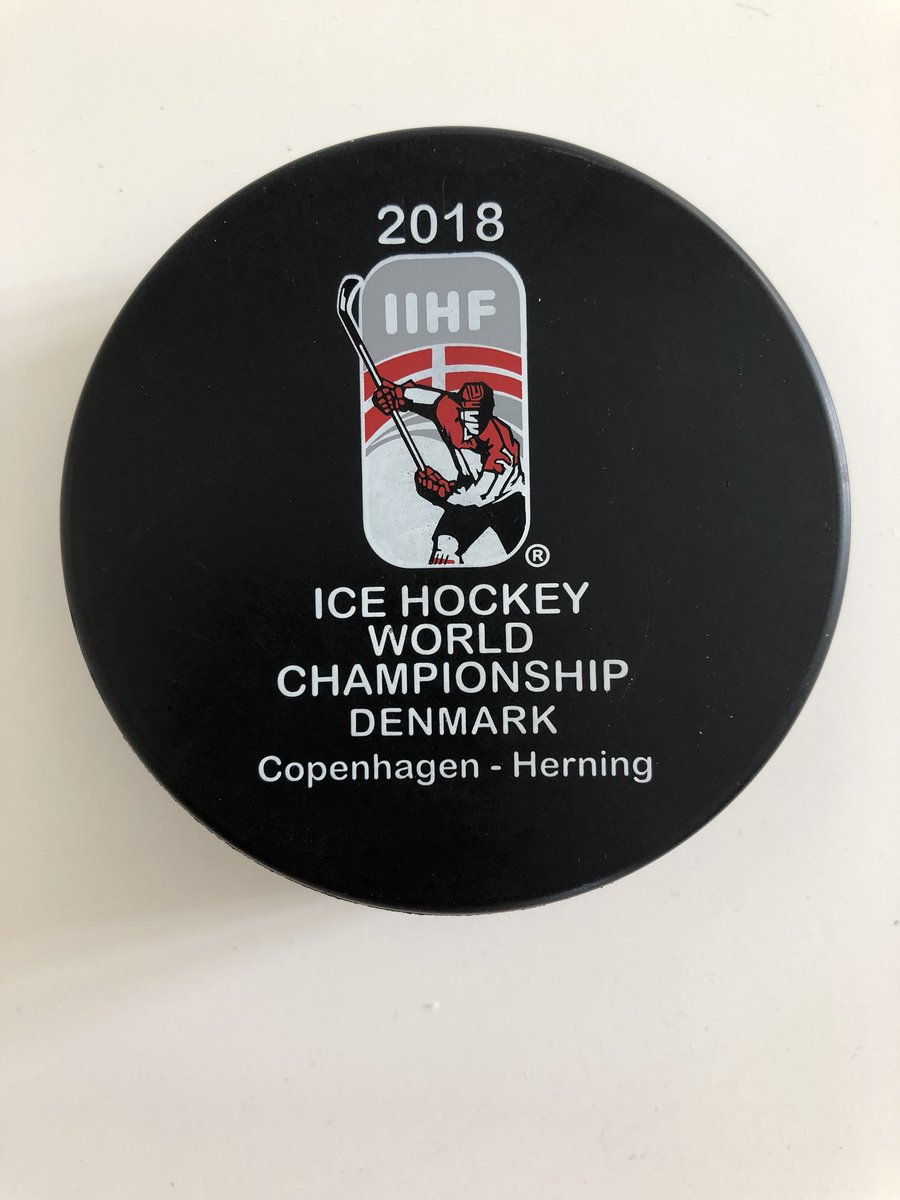 ThomasKTV2's tweet photo. Kroppen leder efter is og puck denne mandag. Men det er slut. Jeg føler mig dog overbevist om, at A-VM igen kommer til DK. Det Herning og København stod for, fortjener genvalg om 7-8 år. Tak for oplevelsen og tak til jer der fulgte med på @TV2SPORTdk #isdk https://t.co/dVN82E84qO
