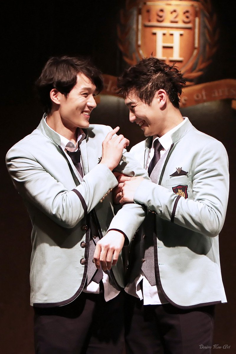 qmffnek0's tweet image. 180517 연극 #B_Class 커튼콜 사진

치아키 #김대현

이수현 #조풍래