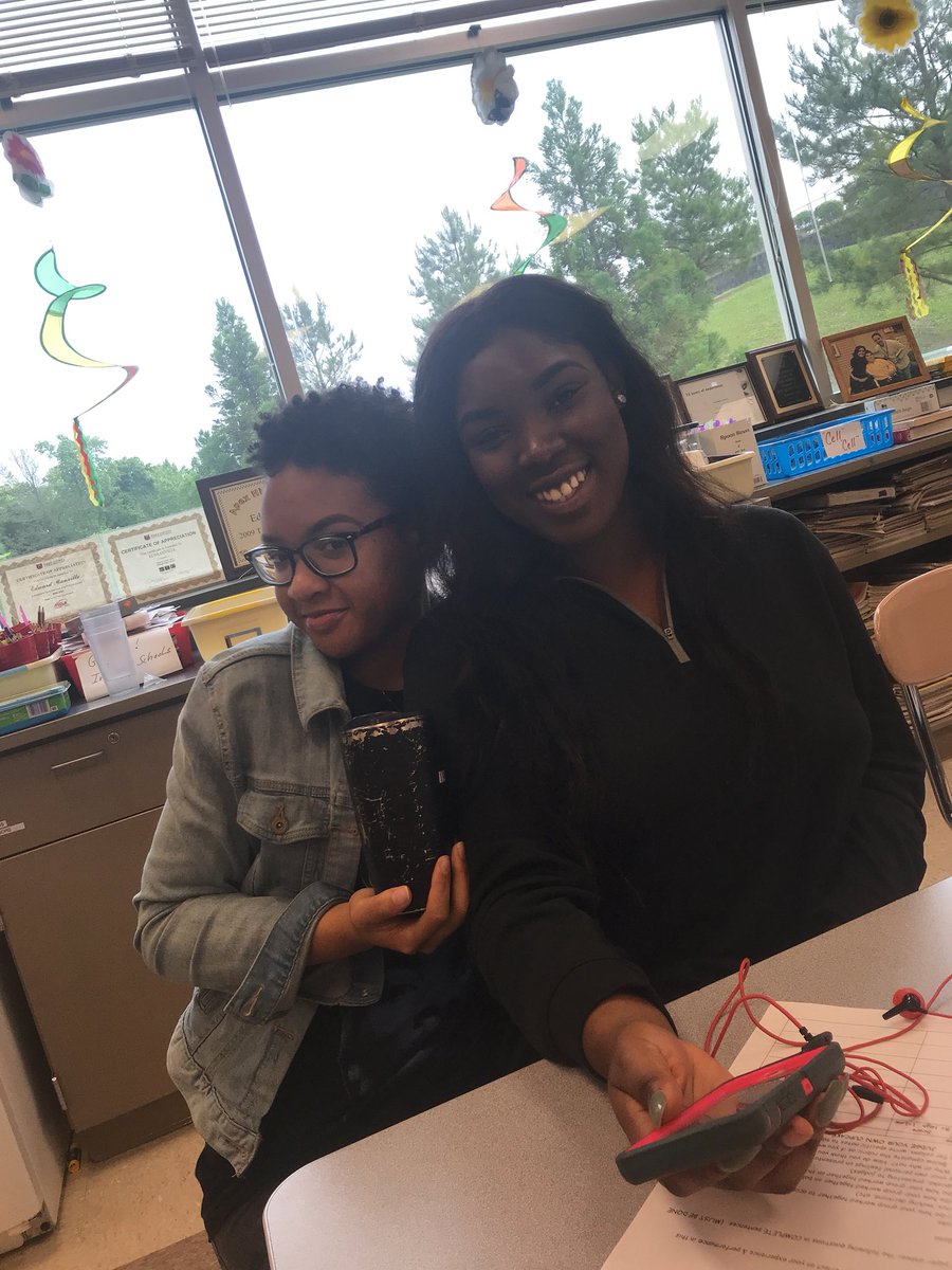JohnnePeele's tweet photo. @oceancleanupHHS #HHSOceanCleanup Bre and @_nneennaa_ participate in the day one challenge by reusing a water bottle https://t.co/uKqnN09QYz