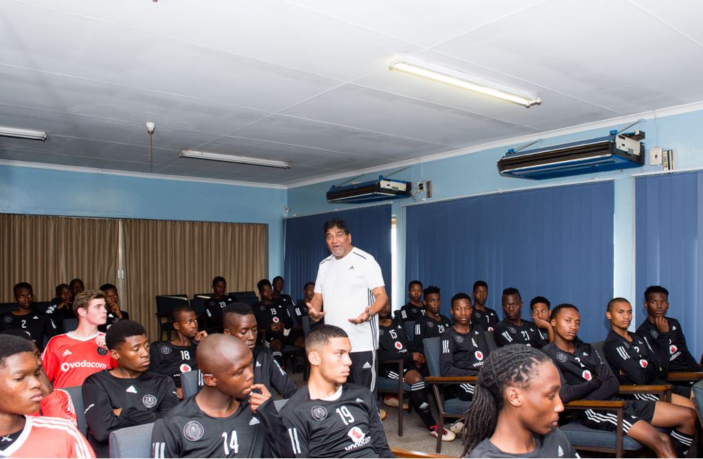 orlandopirates's tweet photo. ☠Football Rules😎 Mr Robert Pillay and Mr George Boodhoo take the @orlandopirates U17's and U19's through the laws that govern the beautiful game⚽🎓
⚫⚪🔴⭐
#OnceAlways https://t.co/sPAyBidvNk