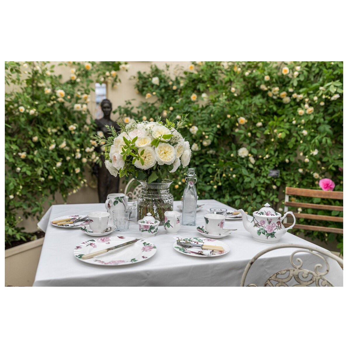 DAustinRoses's tweet photo. Our beautiful stand at the RHS Chelsea Flower Show - ready for the week ahead  #chelseaflowershow https://t.co/wEup2tyfWK