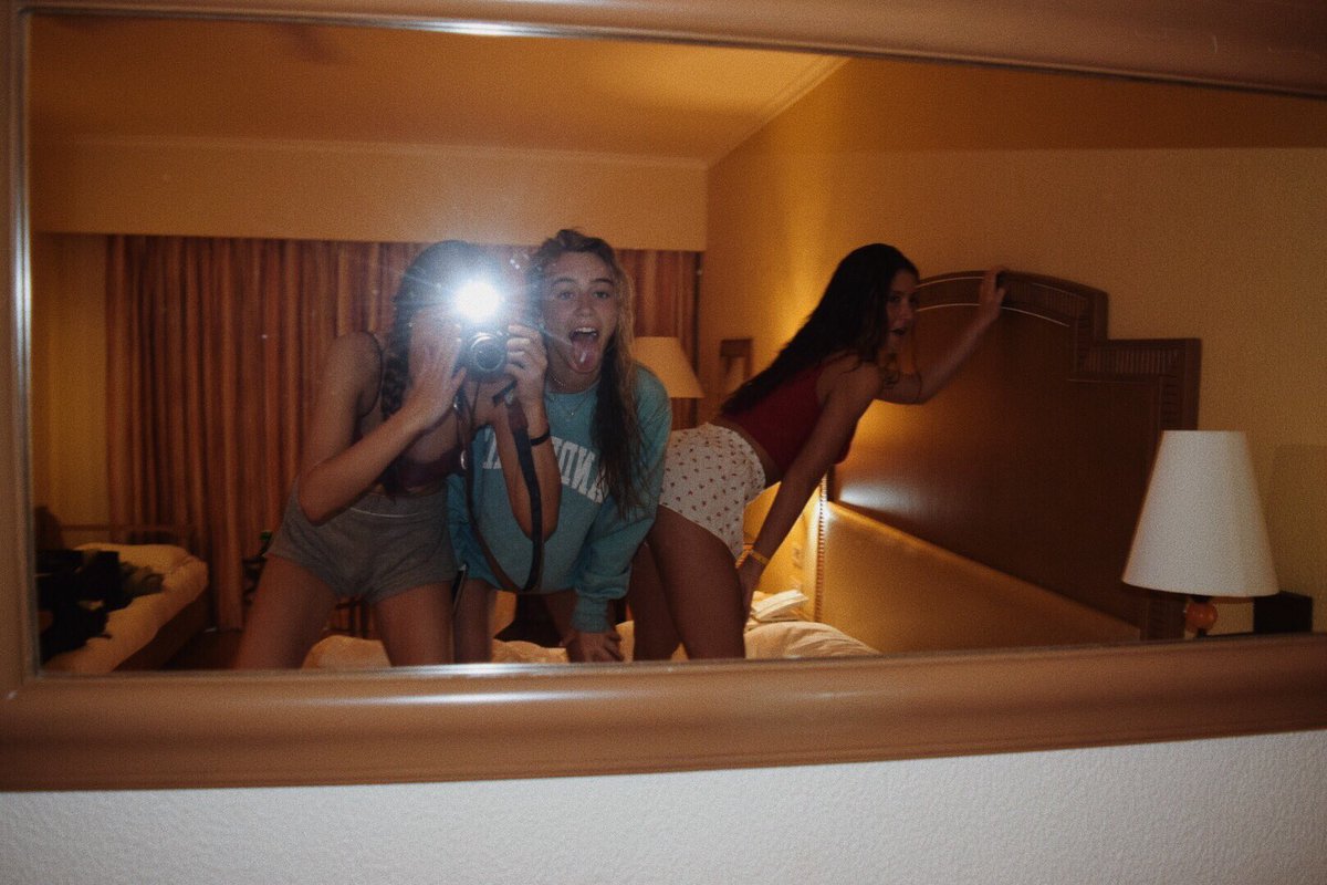 ChloeCallahan_'s tweet photo. happy birthday mamí😘❤️ hope your bday is filled with smiles and giggles🤪! much love for youu gorl @Maddyrohrbaugh https://t.co/UG4EFCBD7y