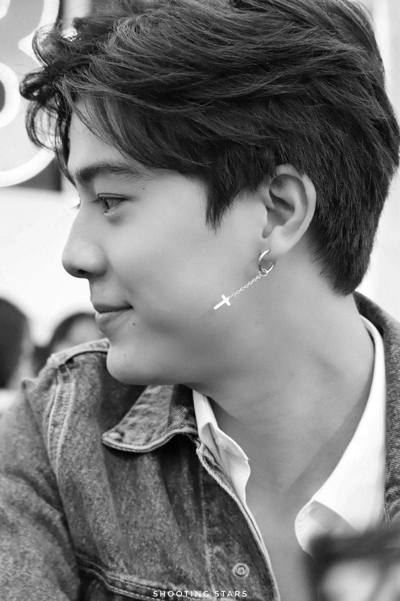 shootin_sta's tweet photo. 180515 @tonnaaam at SIAM PARAGON
ไม้กางเขนที่แกว่งไกว
หรือจะสู้ใจเราที่ให้เธอ~♡♡♡
/เชิญอ้วกได้ค่ะ 😂😂
#ต้นน้ำ
#tonnaaam
#TUSexyBoy
#troop
#GSJUSTFORYOU https://t.co/gGNPzqzKol