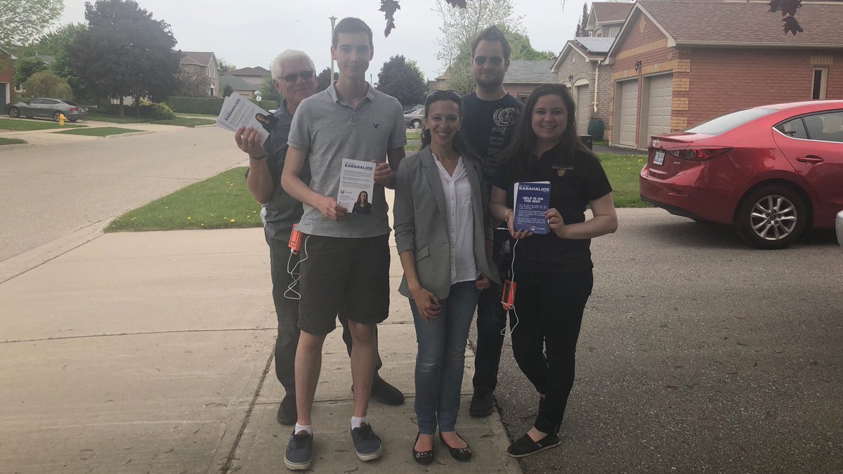 ConservativesUw's tweet photo. Our team canvassing with Cambridge PC Candidate @KarahaliosPC! #onpoli https://t.co/LPxsBCAuli