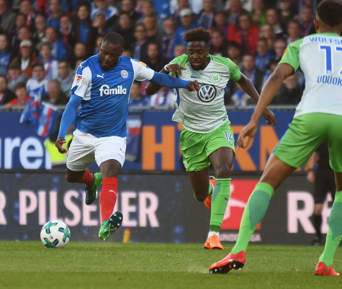 Holstein_Kiel's tweet image. Wenn man das Relegations-Rückspiel mit 0:1 verliert und das ganze Stadion beim Abpfiff steht und minutenlang applaudiert, weiß man, was es dennoch für eine grandiose Saison war...
#KSVWOB 0:1 #NurHolsteinKiel #Relegation #KielAhoi