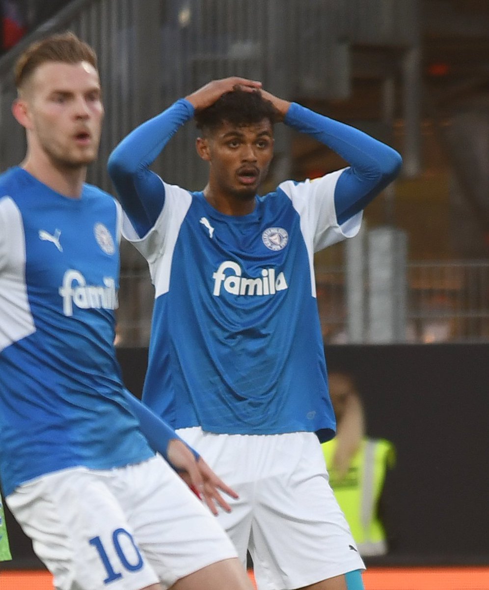 Holstein_Kiel's tweet image. Wenn man das Relegations-Rückspiel mit 0:1 verliert und das ganze Stadion beim Abpfiff steht und minutenlang applaudiert, weiß man, was es dennoch für eine grandiose Saison war...
#KSVWOB 0:1 #NurHolsteinKiel #Relegation #KielAhoi
