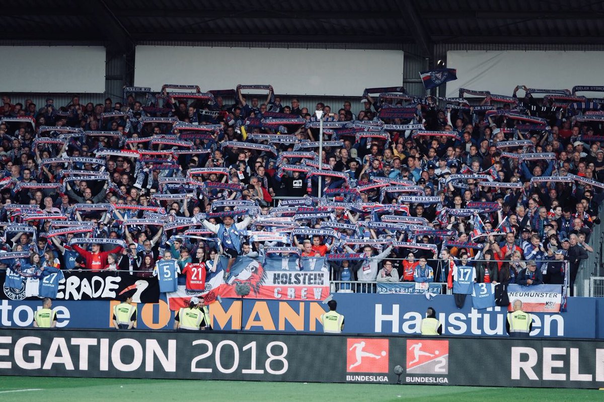 Holstein_Kiel's tweet image. Wenn man das Relegations-Rückspiel mit 0:1 verliert und das ganze Stadion beim Abpfiff steht und minutenlang applaudiert, weiß man, was es dennoch für eine grandiose Saison war...
#KSVWOB 0:1 #NurHolsteinKiel #Relegation #KielAhoi