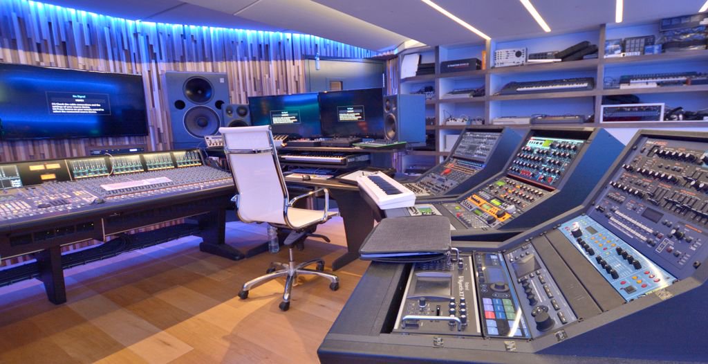 MusicTechMag's tweet photo. We look back at our chat with DJ Luciano, owner of one of the most futuristic studios around -https://t.co/zpJB57e5xP https://t.co/O5ejnBHc1f