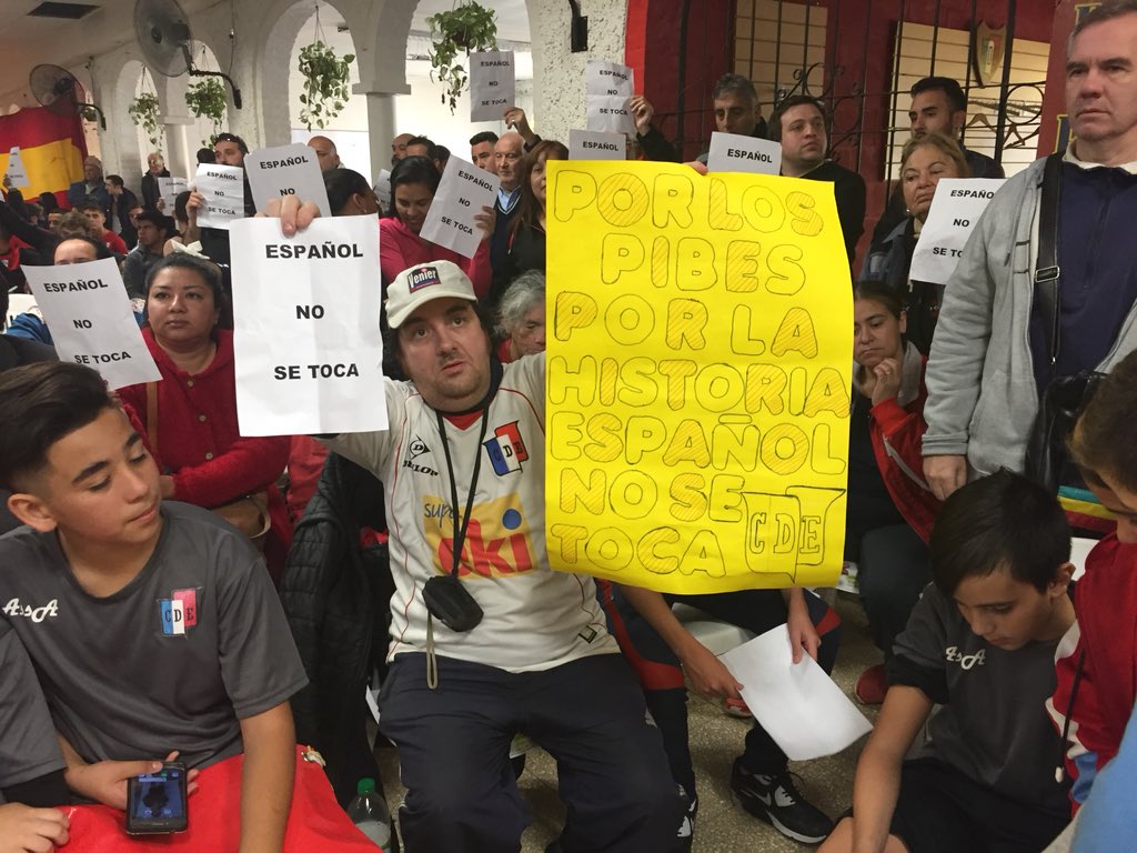 FedePch's tweet photo. #DeportivoEspañol | Imágenes de lo que fue el abrazo simbólico en la sede del club, por el pedido de mantener las tierras y de esta manera mantener a más de 2500 chicos que realizan todo tipo de actividades. https://t.co/KSjJqSusQj