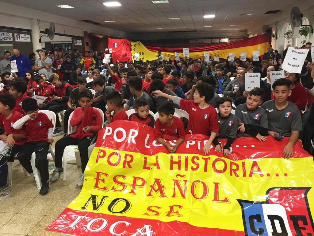 FedePch's tweet photo. #DeportivoEspañol | Imágenes de lo que fue el abrazo simbólico en la sede del club, por el pedido de mantener las tierras y de esta manera mantener a más de 2500 chicos que realizan todo tipo de actividades. https://t.co/KSjJqSusQj