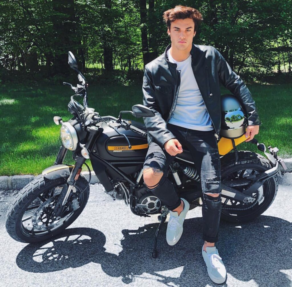 rtifyoucanhear's tweet photo. Rt if you can hear all the Ethan girls screaming. https://t.co/tIzvc46I07