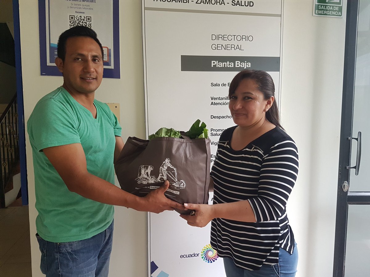 Pato_Benalcazar's tweet photo. #YoPrefiero | Funcionarios del Distrito de Salud Yacuambi - Zamora adquieren la canasta #YoPrefiero, contribuyendo y valorando al sector productivo de la provincia. https://t.co/ENNvp66o7i