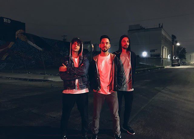 mikeshinoda_de's tweet photo. @mikeshinoda hat einen neuen Track von dem Album #PostTraumatic angekündigt. Am Donnerstag (18Uhr) wird  "Running from my Shadow" feat. #grandson veröffentlicht. 
Tolles Promofoto!

Wir sind gespannt und ihr? 

#PostTraumatic
#MikeShinodaGermany
#MikeShinodaDE
#MikeShinoda 
-DOM- https://t.co/8zLPYU5KZ1