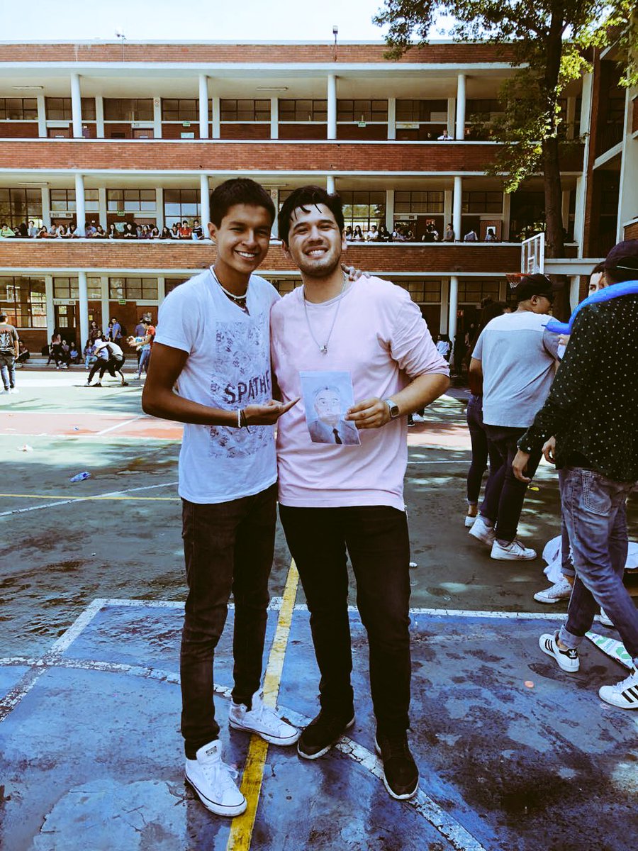 RadioCUM_'s tweet photo. Uuuuf que difícil es esto... bueno CUM este es nuestro último mensaje para ustedes💔. El equipo de RadioCUM les quiere dar las gracias por este maravilloso año, nos despedimos del CUM con una sonrisa y esperamos  lo mejor para ustedes❤️.Gracias CUM... hasta siempre👋🏻🦖🦔 https://t.co/PZTUwChNTA