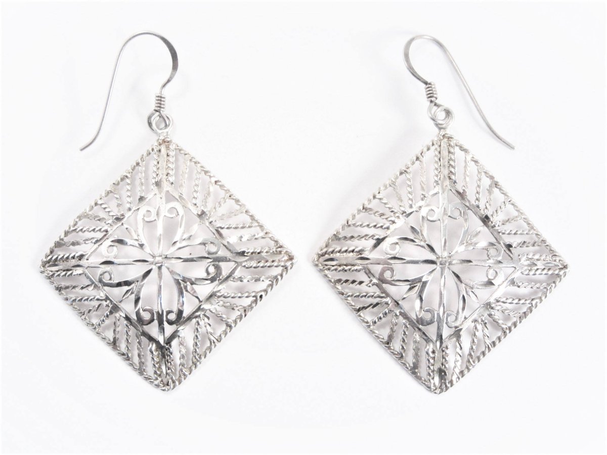 darsjewelrybox's tweet photo. Sharing my latest addition to my #etsy shop: Vintage Sterling Filigree Dangle Earrings https://t.co/udBnXBaLLX #jewelry #earrings #sterling #women #earwire #earlobe #sterlingdangle #sterlingfiligree
https://t.co/8mM8GWIESs https://t.co/tJwOwWRmt1