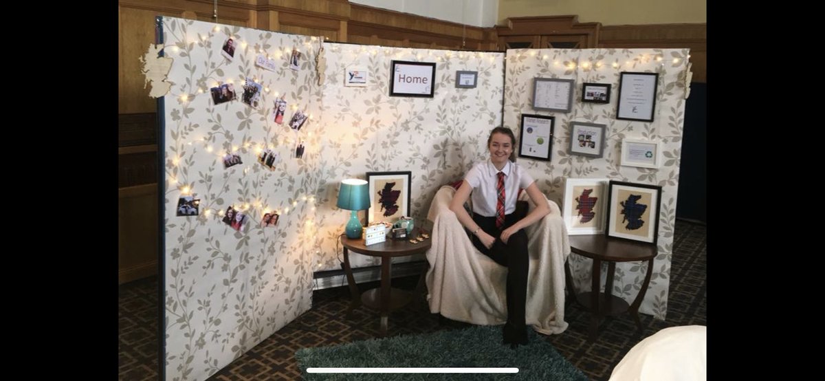 Hannah is in love 😍 with her living room. Those frames really bring out that wallpaper 💖😍🏠