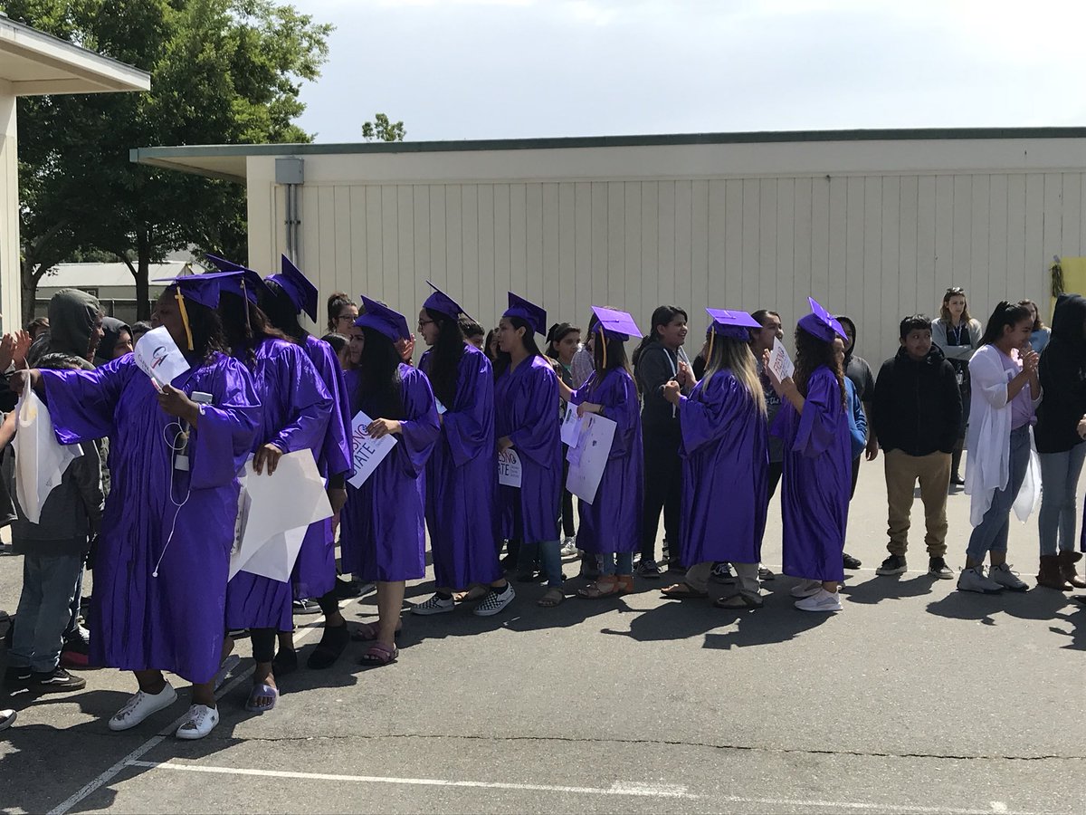 LisaMcdannel's tweet photo. Senior Graduation Walk at Roeding this morning. Just maybe the best day of the year. #graduation #Classof2018 #seniors #Roeding #LoveMyJob @fresnounified @RoedingRockets @The_FHS_Daily https://t.co/iTgBRQl4M4