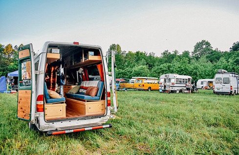 vanlife_diaries's tweet photo. “To say the Midwest Vanlife Gathering was a success would be a huge understatement. It was the perfect reflection of the amazing, inspiring people that make up this community and a celebration of all the rad, unique things we do with this lifestyle. There was yoga, a STACKED… https://t.co/2O58V7JCc0
