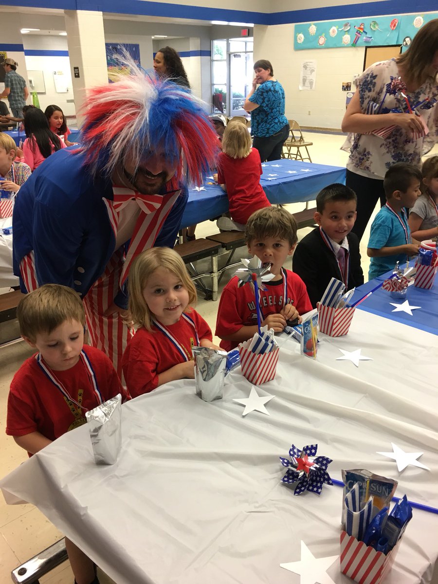 msprinceprek's tweet photo. Congratulations to all of our pre-k readers, going for the GOLD🥇It was a great celebration, keep up the great reading friends. #Polserproud #lisdprek https://t.co/vAh9KUU4kH