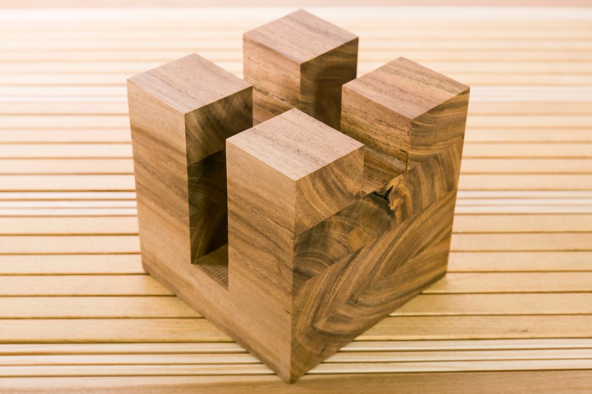 pararrayos_td's tweet image. PARARRAYOS TALLER DE DISEÑO 

BASE PARA CELULAR
12 X 12 X 12 CM
MADERA DE BOCOTE
ACABADO EN BARNIZ TRANSPARENTE