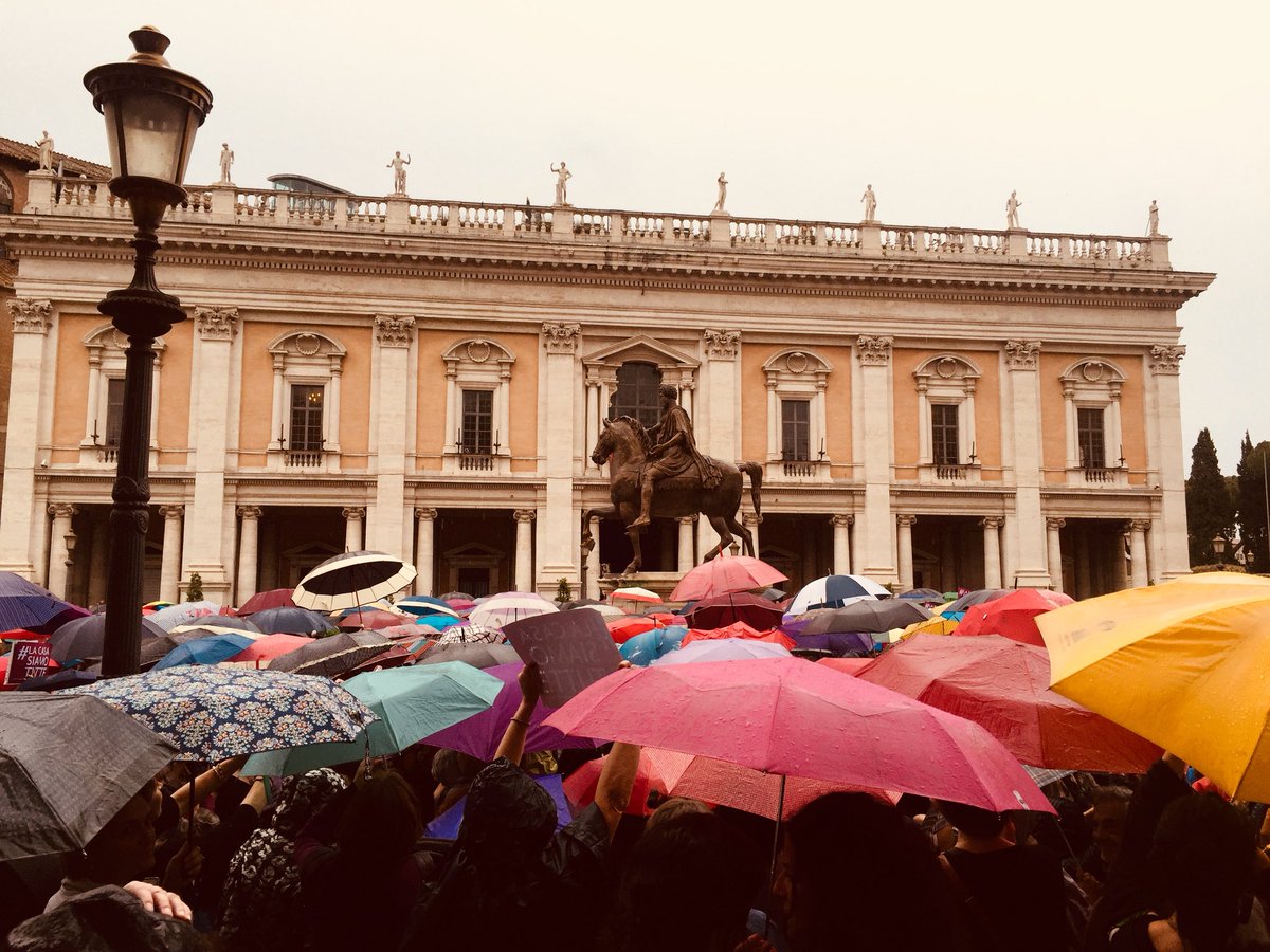 Toc Toc❗️C’è <a href="/virginiaraggi/">Virginia Raggi</a> ?Affacciati alla finestra e ascolta le #donne: Sindaca guarda qua, qui c’è tutta la città! <a href="/UDInazionale/">UDI</a> <a href="/annafalc/">Anna Falcone</a> <a href="/idomini/">Ida Dominijanni</a> <a href="/concitadeg/">Concita De Gregorio</a> <a href="/paola_severini/">Paola Severini</a> <a href="/luisabetti/">Luisa Betti Dakli</a> <a href="/La27ora/">La 27ora</a> @AlleyOop24 <a href="/ilmanifesto/">il manifesto</a> <a href="/Internazionale/">Internazionale</a> @LeftAvvenimenti <a href="/libe/">Libération</a> <a href="/omoscatelli/">orietta moscatelli</a>