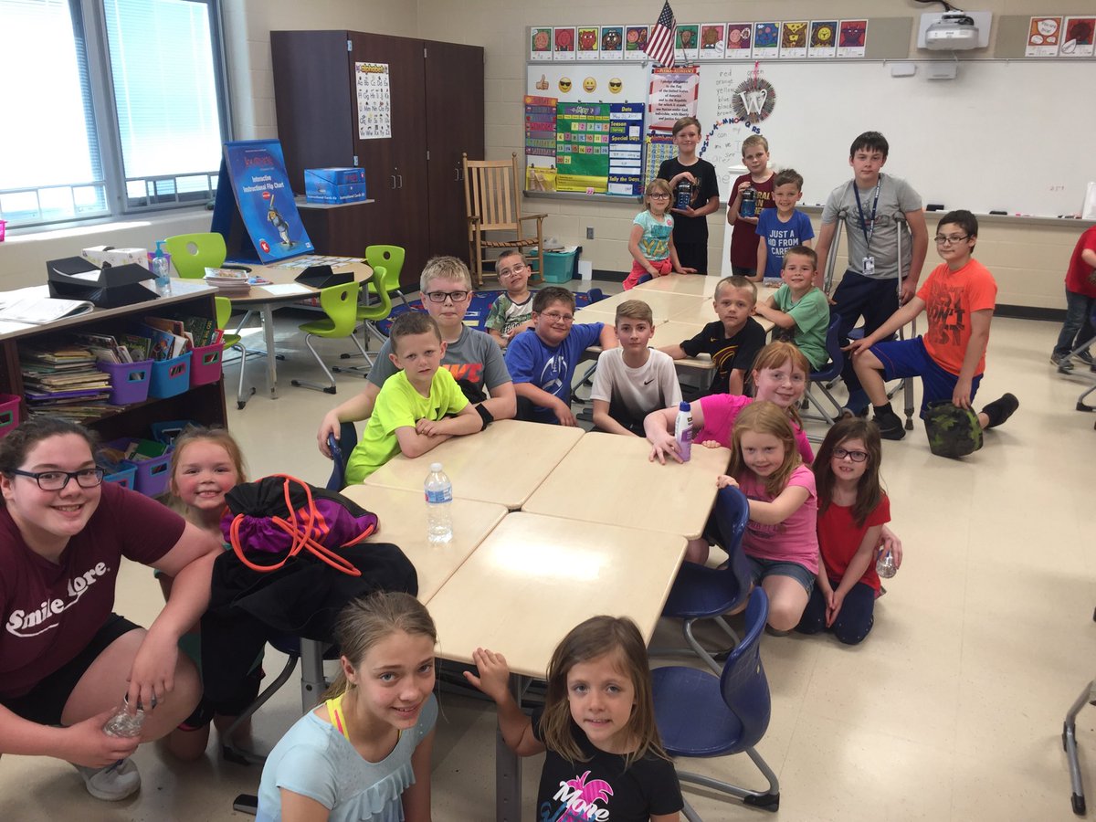 MrRitter76's tweet photo. Sixth grade and kindergarten buddy picnic! Our last day together! https://t.co/VMWLnyMZHH