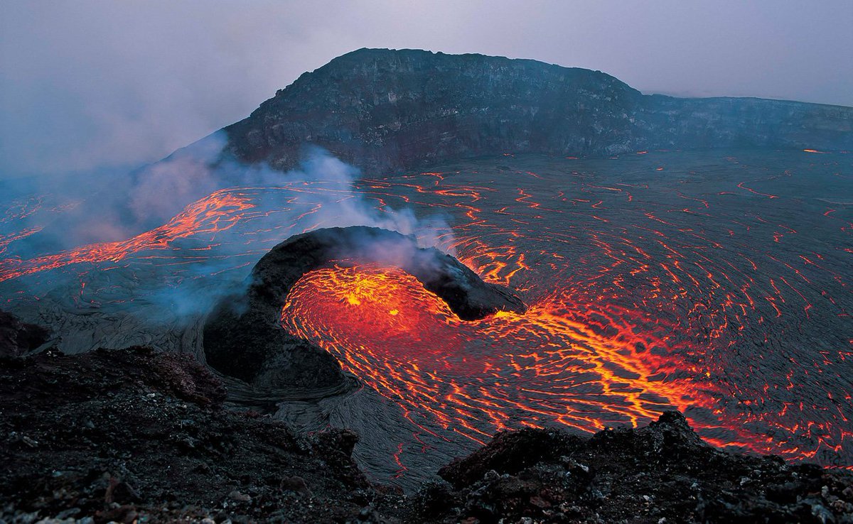 Сколько действующих вулканов было на планете маленького. Килауэа извержение. Мауна-Лоа вулкан. Остров Килауэа на Гавайях. Вулкан Килауэа.