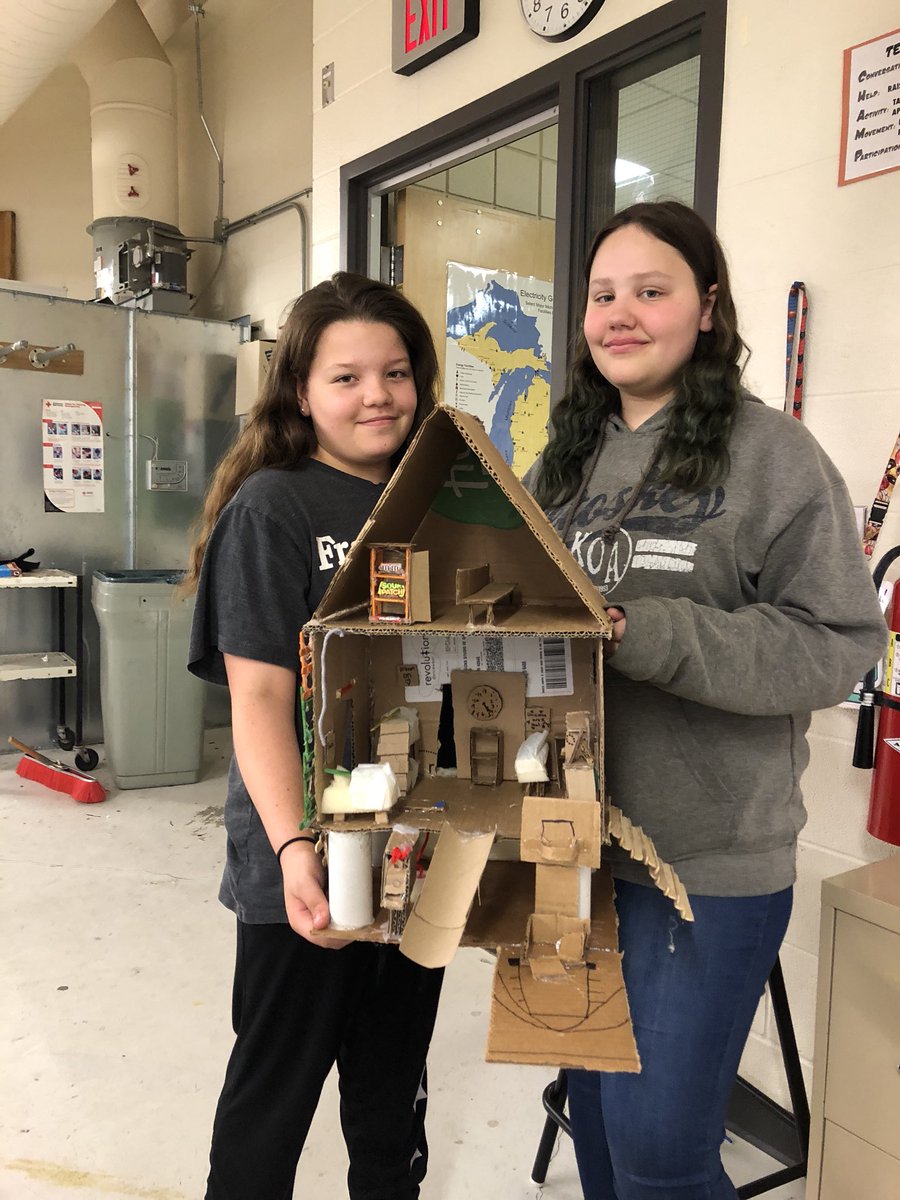 LMSWolfpack's tweet photo. LMS 7th Gr Robots/STEAM Ss work on creating their own treehouse designs. #girlsinsteam #engineersinthemaking https://t.co/nHXeMs4gCY
