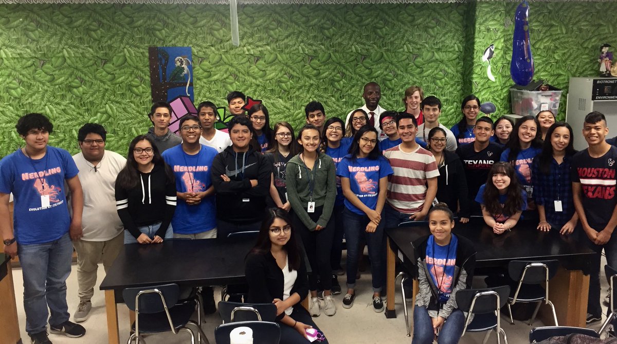 Queen_Nerdling's tweet photo. Chief of Thoracic surgery from UTMB Dr. Okereke speaking to my nerdlings today on what it takes to be successful. He was truly inspirational and we were lucky to have him! #nerdling #queennerdling #TexanPride #WeAreTexans https://t.co/YsOr35tArl