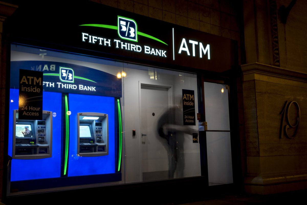 chris_rexrode's tweet photo. Fifth Third surprised investors with an announcement that it is buying a Chicago bank called MB Financial. Turns out the market doesn't like surprises. https://t.co/PLoSn7Kw7O https://t.co/b2T6WfJMTA