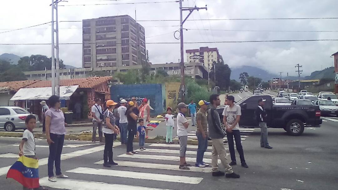 leoperiodista's tweet photo. Algunas personas se concentraron contra el fraude en la avda Las Américas frente CC Yuan Lin para protestar contra el fraude electoral..#Mérida..#21May.
12:45pm https://t.co/BvCTvXhrOg