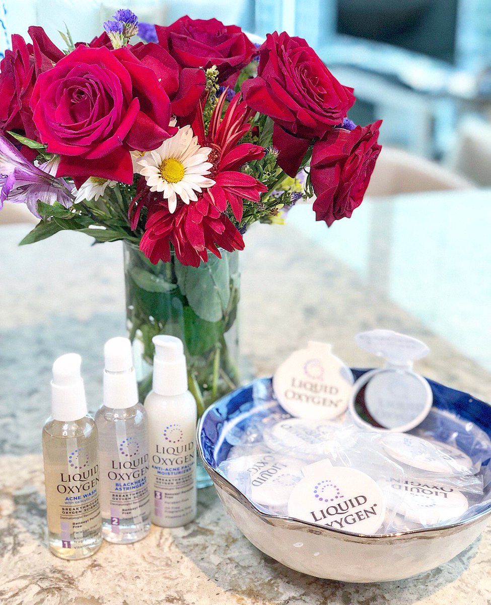 LuvLiquidOxygen's tweet photo. “Better than Clinique and so much cheaper!" #CustomerExperience #LoveLO #MondayMotivation #acnefree #CustomerSuccess #ClearSkin2018 #realresults #acne #acnesystem ..... https://t.co/F6GJdzRw8J https://t.co/rCdYLLQCod